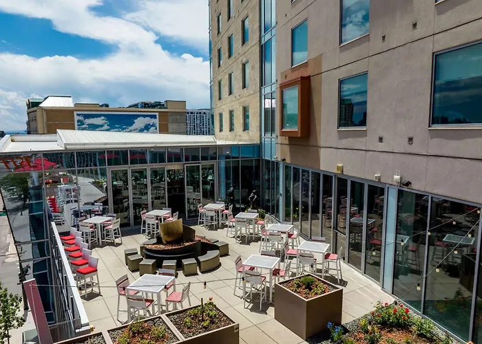 Jacuzzi hotel: The Art Hotel Denver, Curio Collection By Hilton